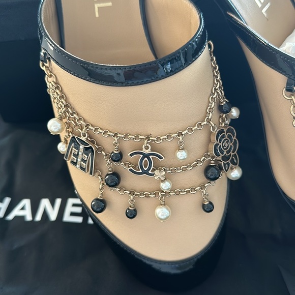Chanel rare mule slip ons with gold chain. Leather with black patent leather - Picture 2 of 5